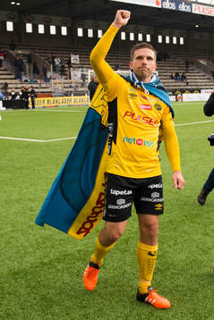 Elfsborgs Anders Svensson och Andreas Klarström tackar
