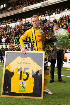 Elfsborgs Andreas Klarström med blommor gåvan han fått i