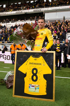Elfsborgs Anders Svensson med gåva och blommor han fått