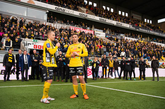 Elfsborgs Andreas Klarström håller tal med Anders
