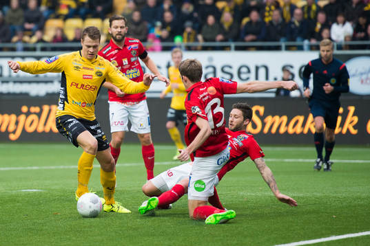 Elfsborgs Viktor Claesson försöker ta sig förbi