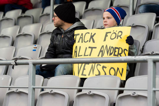 En kille i publiken med skylten "Tack för allt Anders