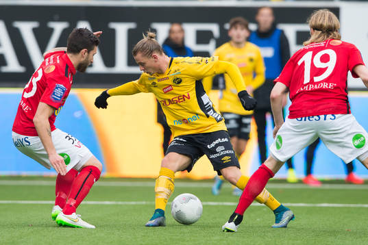 Elfsborgs Simon Hedlund försöker ta sig förbi