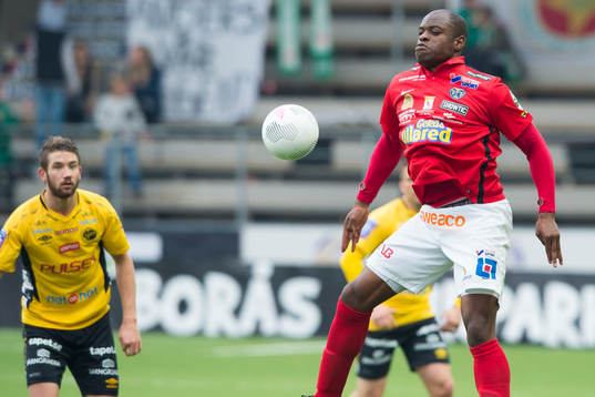 Falkenbergs Hakeem Araba tar ner bollen