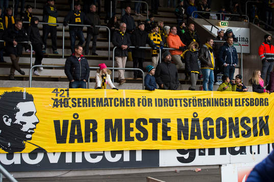 En banderoll med hyllning till Anders Svensson (ej i bild)