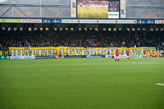 En banderoll med hyllning till Anders Svensson och Andreas