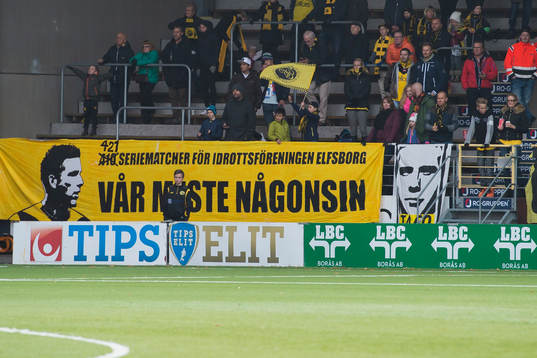 Banderoller med hyllningar till Anders Svensson (ej i bild)