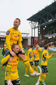 Elfsborgs Simon Hedlund bär Andreas Klarström på axlarna