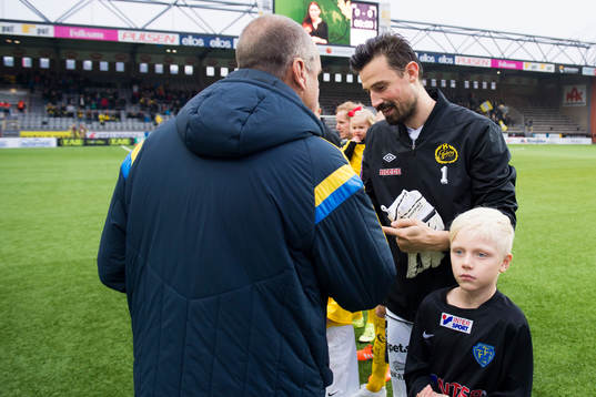 Elfsborgs målvakt Kevin Stuhr Ellegaard tar emot pros