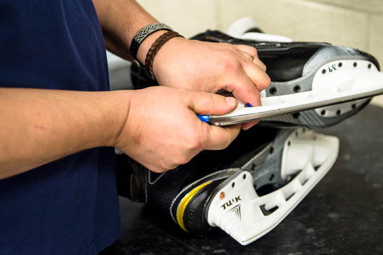Växjös materialare byter skena på ett par skridskor