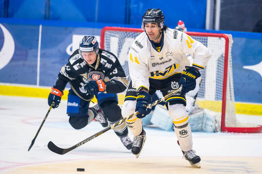 s Ryan O´Byrne jagas Växjös Tuomas Kiiskinen