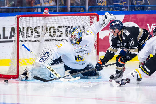 s målvakt Fredrik Pettersson-Wentzel räddar