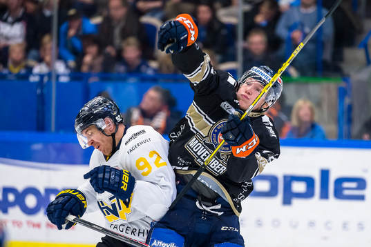 s Teemu Laine tacklar Växjös Gustav Rydahl