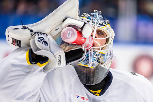 s målvakt Fredrik Pettersson-Wentzel dricker