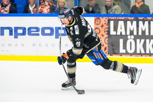 Växjös Ilkka Heikkinen skjuter ett skott