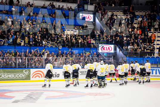 HV71 jublar framför fansen