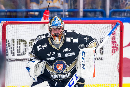 Växjös målvakt Cristopher Nihlstorp fokuserar på pucken