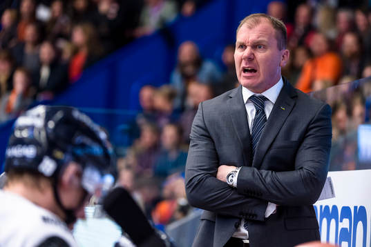 s tränare Johan Lindbom skriker