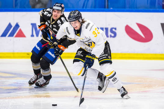 s Niklas Hansson jagas av Växjös Linus Fröberg