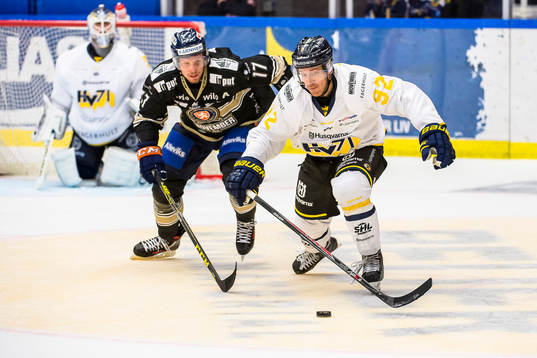 s Teemu Laine jagas av Växjös Alexander Johansson