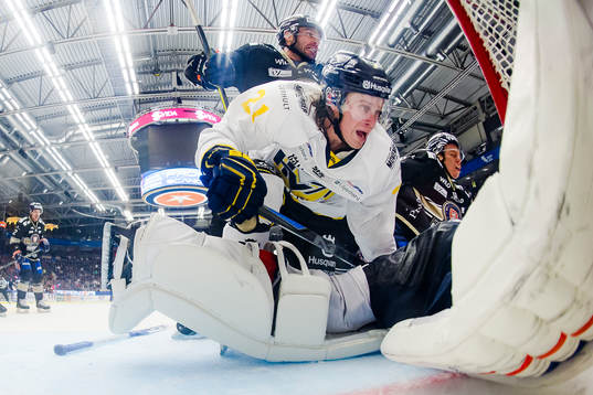 s Mattias Tedenby faller in i målet