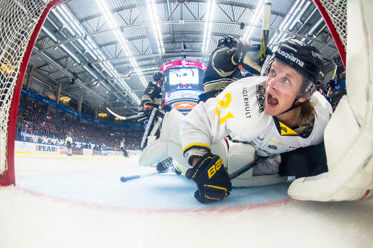 s Mattias Tedenby faller in i målet