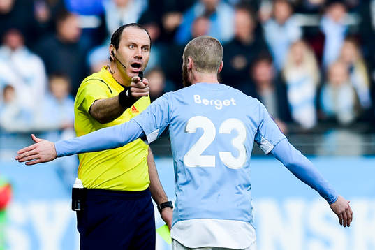 Domare Jonas Eriksson i samtal med Malmös Jo Inge Berget