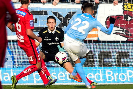 Malmös Tobias Sana skjuter ett skott mot Norrköpings