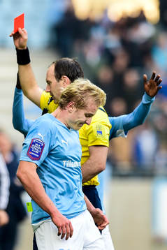 Malmös Franz Brorsson får rött kort av Domare Jonas