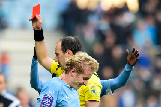 Malmös Franz Brorsson får rött kort av Domare Jonas