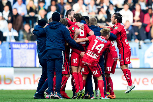 Norrköpings spelare jublar att du blivit Svenska Mästare