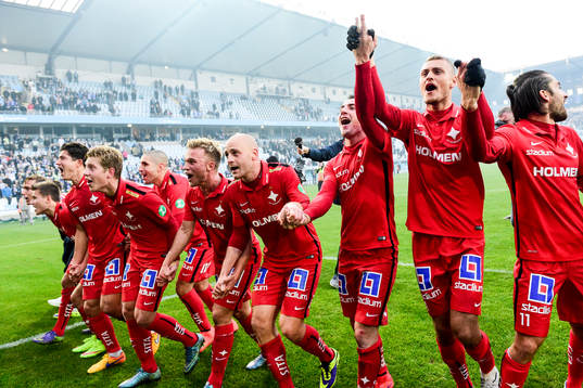 Norrköpings spelare jublar att Norrköping blivit Svenska
