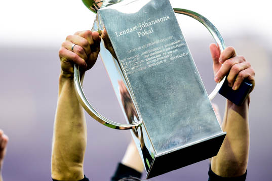 Norrköpings spelare höjer Lennart Johanssons Pokal och
