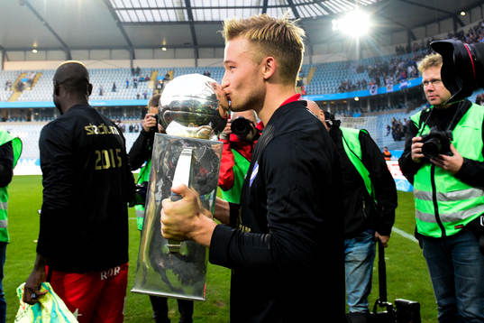 Norrköpings Niklas Bärkroth kysser Lennart Johanssons