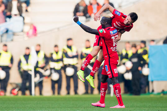 Norrköpings Alhaji Kamara lyfter Arnor Ingvi Traustason