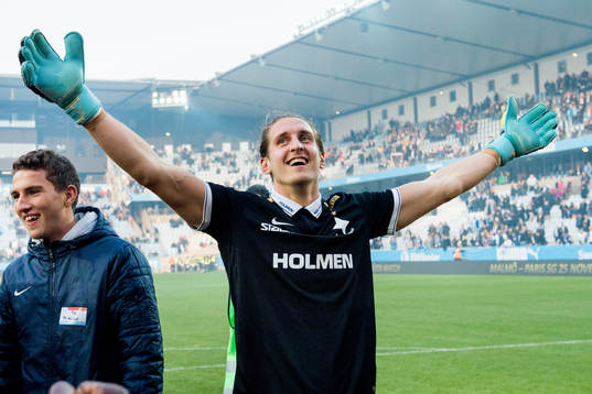 Norrköpings målvakt David Mitov Nilsson firar sm-guldet