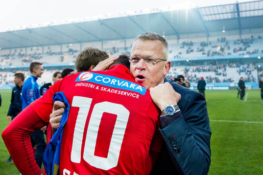 Norrköpings Emir Kujovic kramas om av tränare Jan