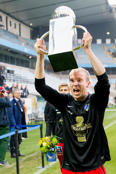 Norrköpings Andreas Johansson lyfter sm-bucklan