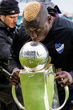 Norrköpings Alhaji Kamara firar sm-guldet med Lennart