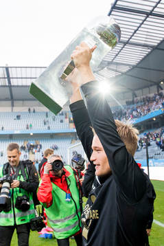 Norrköpings Niklas Bärkroth lyfter pokalen och firar