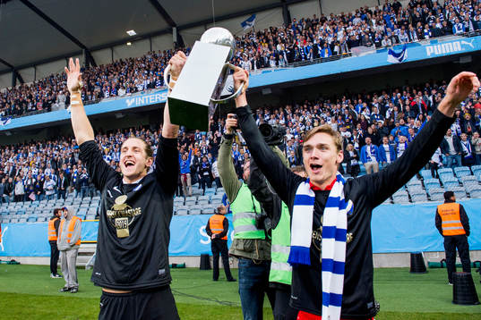 Norrköpings målvakt David Mitov Nilsson lyfter pokalen