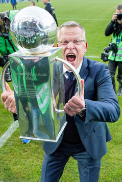 Norrköpings tränare Jan Andersson lyfter pokalen