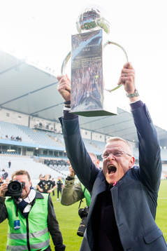 Norrköpings tränare Jan Andersson lyfter pokalen