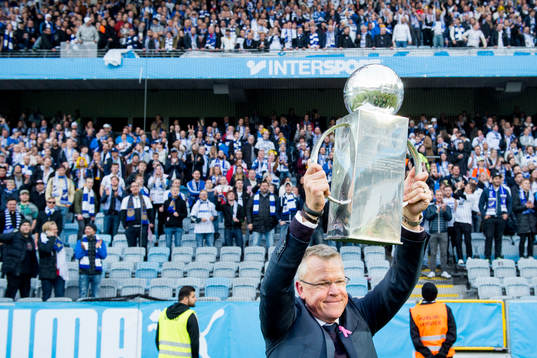 Norrköpings tränare Jan Andersson lyfter pokalen