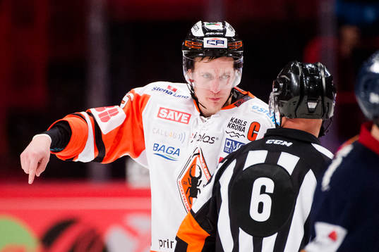 Karlskronas Tom Linder i samtal med domaren