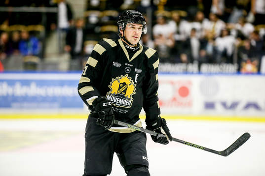 Skellefteås Jimmie Ericsson iklädd movember matchtröja