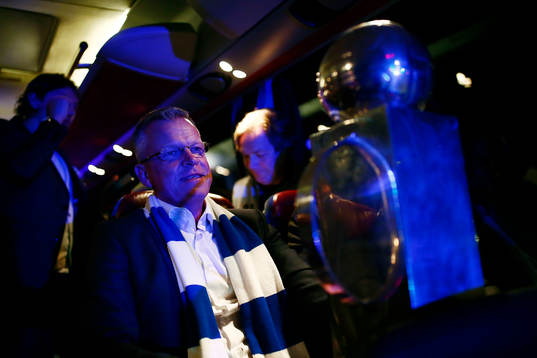 Norrköpings tränare Jan Andersson tittar på bucklan