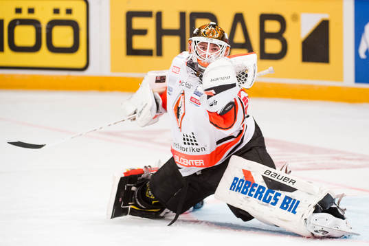 Karlskronas målvakt Linus Fernström räddar skott