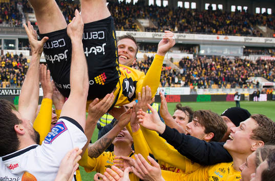 Elfsborgs Anders Svensson hissas i luften av övriga spelare