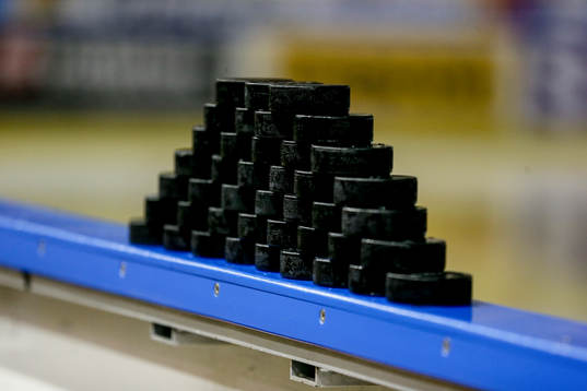 Puckhög på sarg